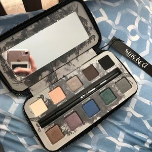 Urban Decay Smoked Eyeshadow + liner palette